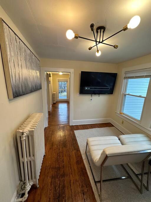 The Yellow Door 3-Bedroom Downtown Near Vt&Ru Radford Exterior photo