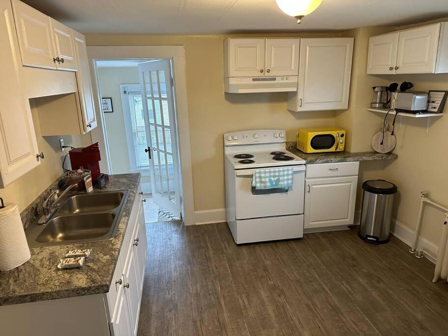 The Yellow Door 3-Bedroom Downtown Near Vt&Ru Radford Exterior photo